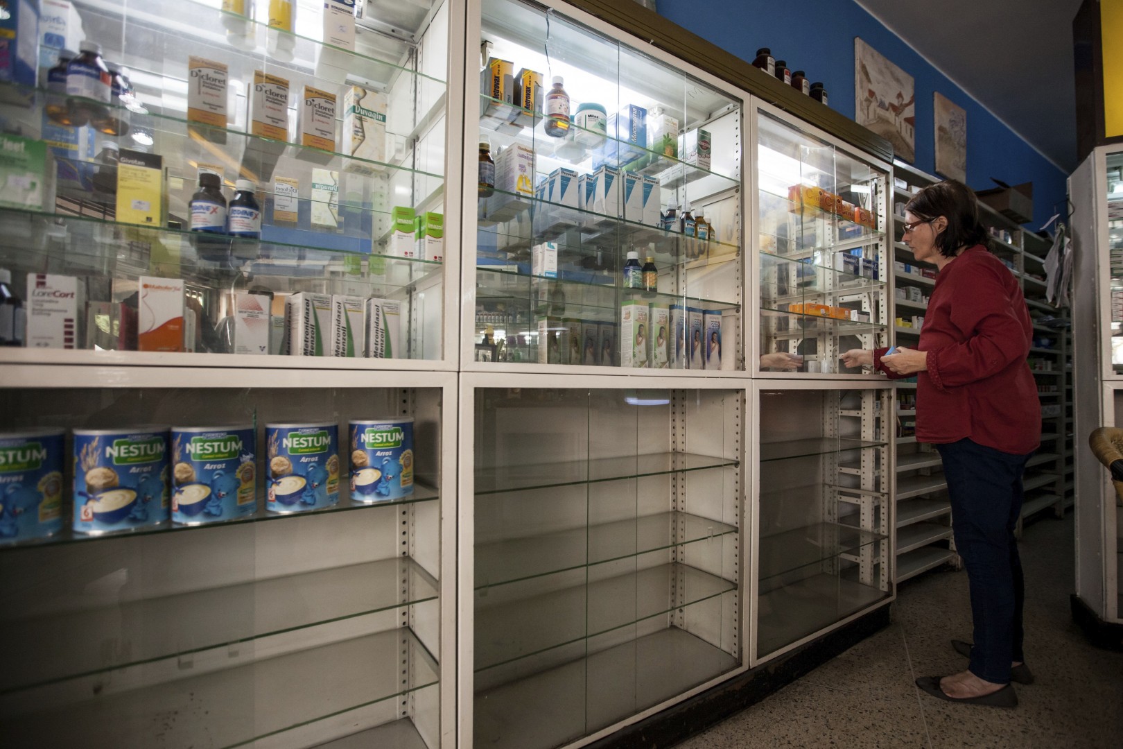 Skorajda prazne police v eni od venezuelskih lekarn. V državi poleg posameznih živil in izdelkov primanjkuje tudi zdravil (Foto: epa).