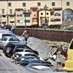 [FOTO] Sredi Firenc se je udrlo parkirišče, v luknjo zgrmelo 20 avtomobilov 2