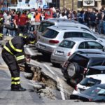 [FOTO] Sredi Firenc se je udrlo parkirišče, v luknjo zgrmelo 20 avtomobilov 3