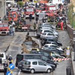 [FOTO] Sredi Firenc se je udrlo parkirišče, v luknjo zgrmelo 20 avtomobilov 4