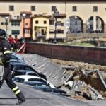 [FOTO] Sredi Firenc se je udrlo parkirišče, v luknjo zgrmelo 20 avtomobilov 5