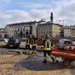 [FOTO] Sredi Firenc se je udrlo parkirišče, v luknjo zgrmelo 20 avtomobilov 8