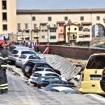 [FOTO] Sredi Firenc se je udrlo parkirišče, v luknjo zgrmelo 20 avtomobilov 9