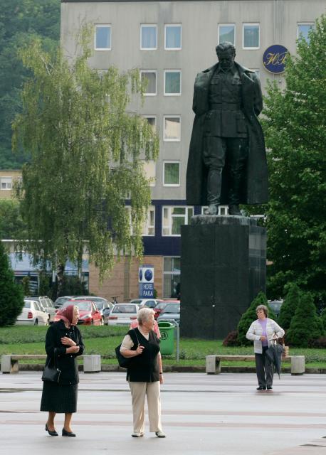 Končno! Minister Peršak bi Titov kip iz Velenja prestavil v muzej