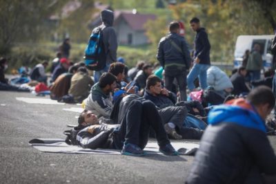 Migranti na poti iz Slovenije v Avstrijo na mejnem prehodu Sentilj. foto STA