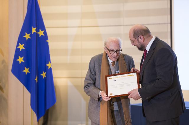 Trzaski pisatelj Boris Pahor je prejel nagrado Drzavljan Evrope 2013, ki jo podeljuje Evropski parlament posameznikom ali skupinam, ki spodbujajo boljse razumevanje in tesnejse povezovanje med Evropejci ter tako prispevajo h krepitvi evropskega duha (Foto: STA) 