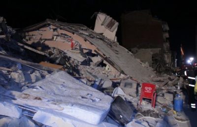 Posledice potresa v italijanskem mestu Amatrice. Resevalci dva dneva po silovitem potresu, ki je v sredo prizadel osrednjo Italijo, v rusevinah se vedno iscejo morebitne prezivele.