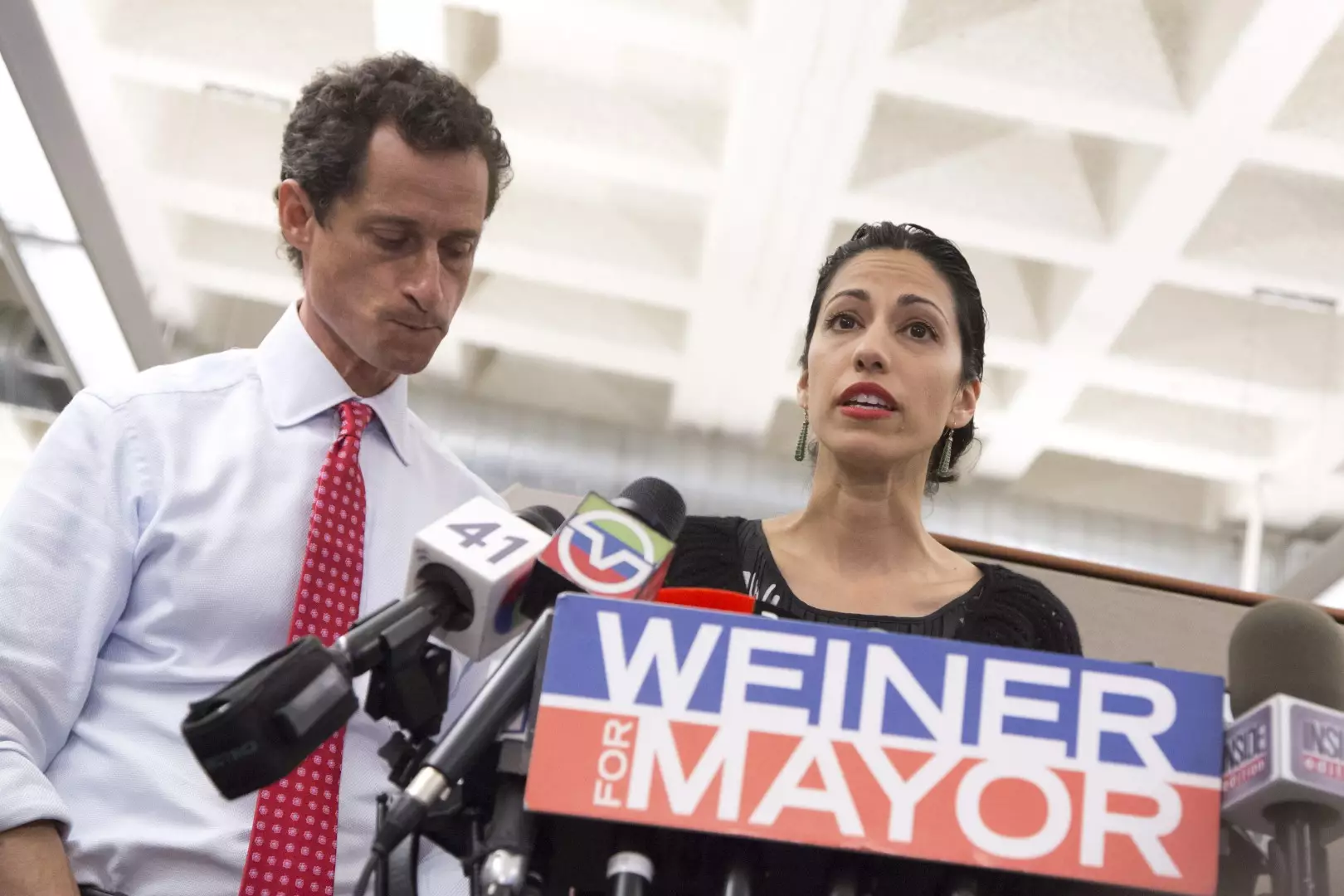 Anthony Weiner in Huma Abedini (foto: epa)