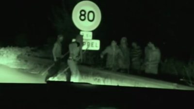 (VIDEO) Oborožene tolpe migrantov v zasedi ustavljajo tovornjake za pot v Anglijo 2