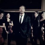 Gianni Rijavec s klavirjem nad migrante 1