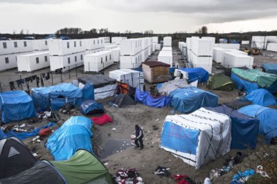 Migranti se niso hoteli preseliti v zabojnike, z vodo in elektriko. foto EPA