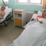 V teroristicnem napadu ranjena policista okrevata v bolnisnici v Zvorniku.