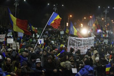 Množični protest v Bukarešti 4.2.2017. Foto: epa