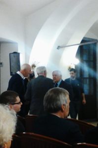 Foto: Milan Kučan je pred začetkom srečanja poklepetal s prisotnimi člani Foruma 21. Foto: M. S.