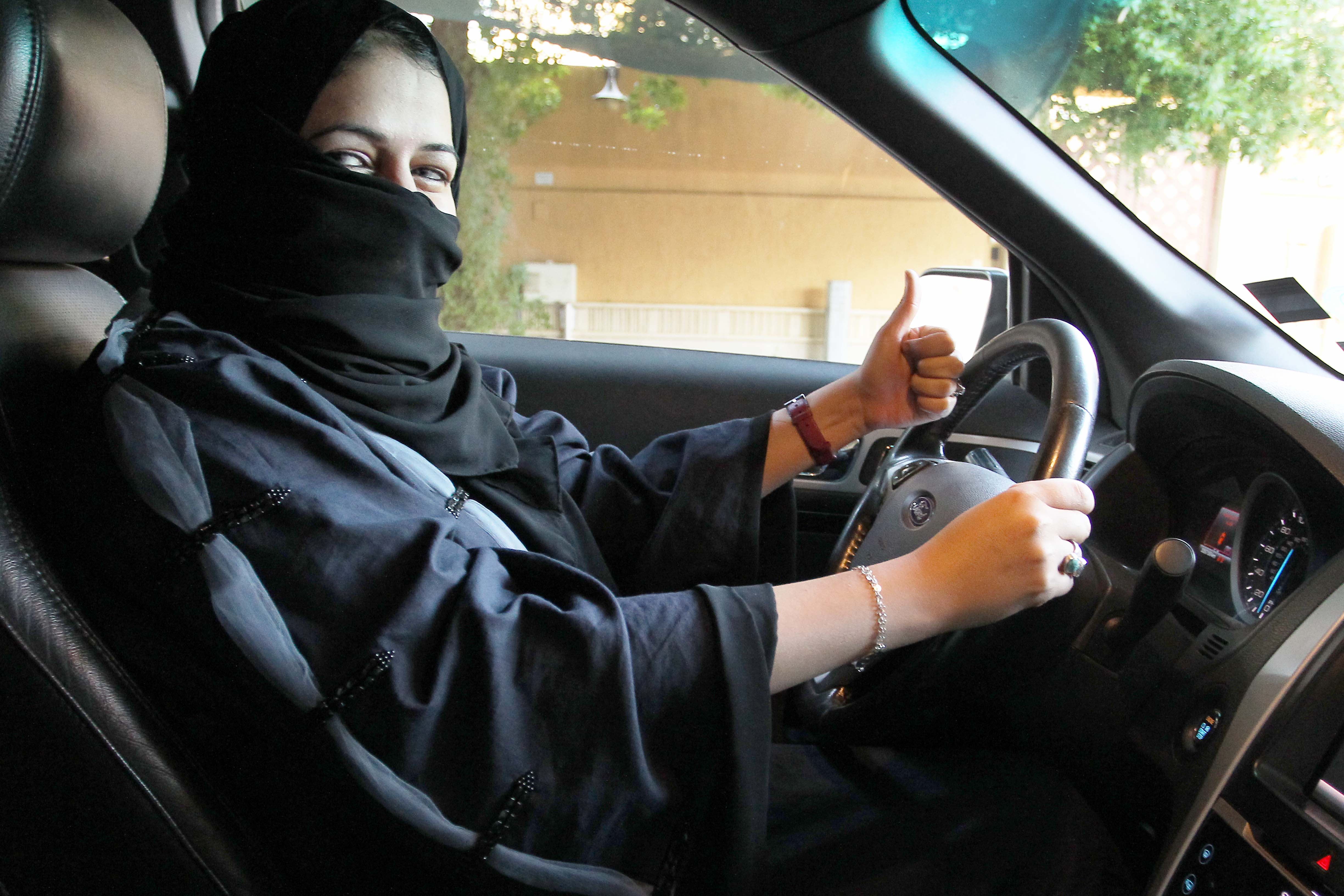 Саудовская аравия разрешила. Саудовская Аравия женщины за рулем. Арабские женщины за рулем. Женщина в машине в Саудовской Аравии.