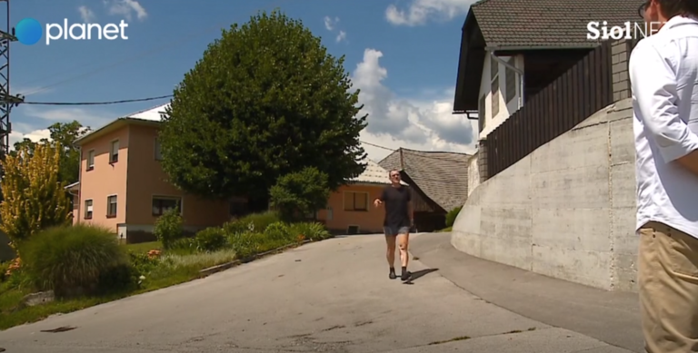 [VIDEO] Džihadist Rok Žavbi, ki ga je Italija vrnila Sloveniji, že začel z nasiljem: S pestmi napadel novinarja in snemalca Planet TV!