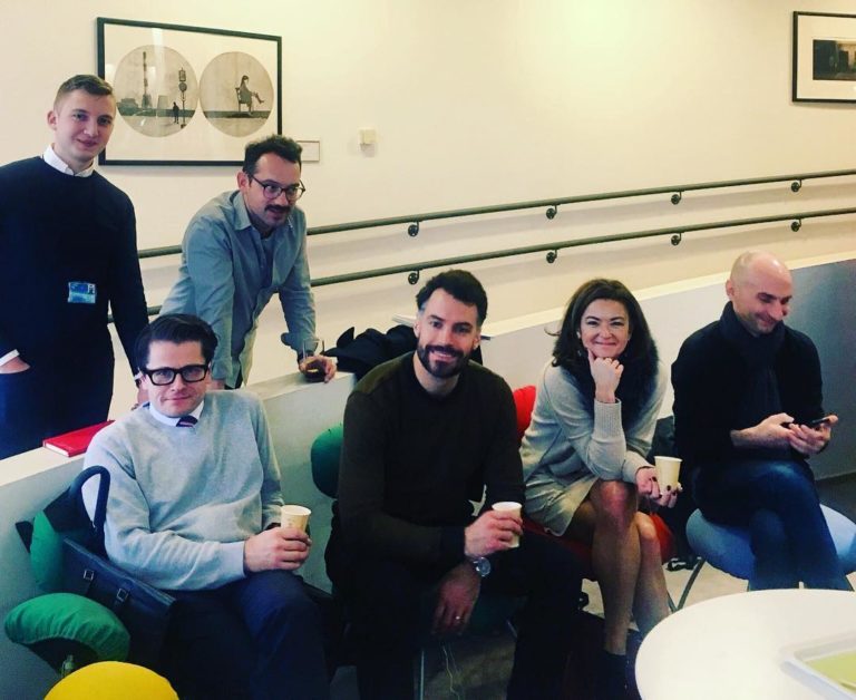 Blogerji in influencerji na potovanju v Bruselj – kdo jih je izbral in po katerih kriterijih?