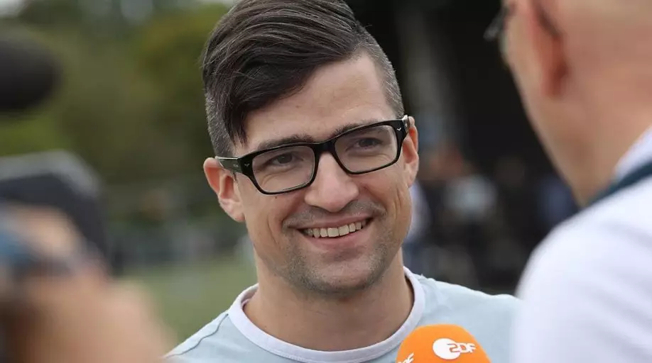 Martin Sellner deportiran iz Francije; medtem ko njena mesta zajemajo levičarski plameni, branje knjige ogroža red in mir