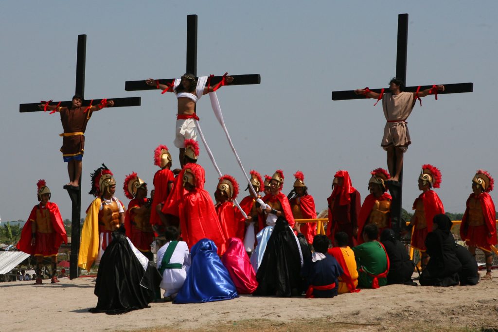 епископ йозеф ланьи. фанатики церкви. католическая церковь папа римский. фанатики рпц. религиозная толпа.