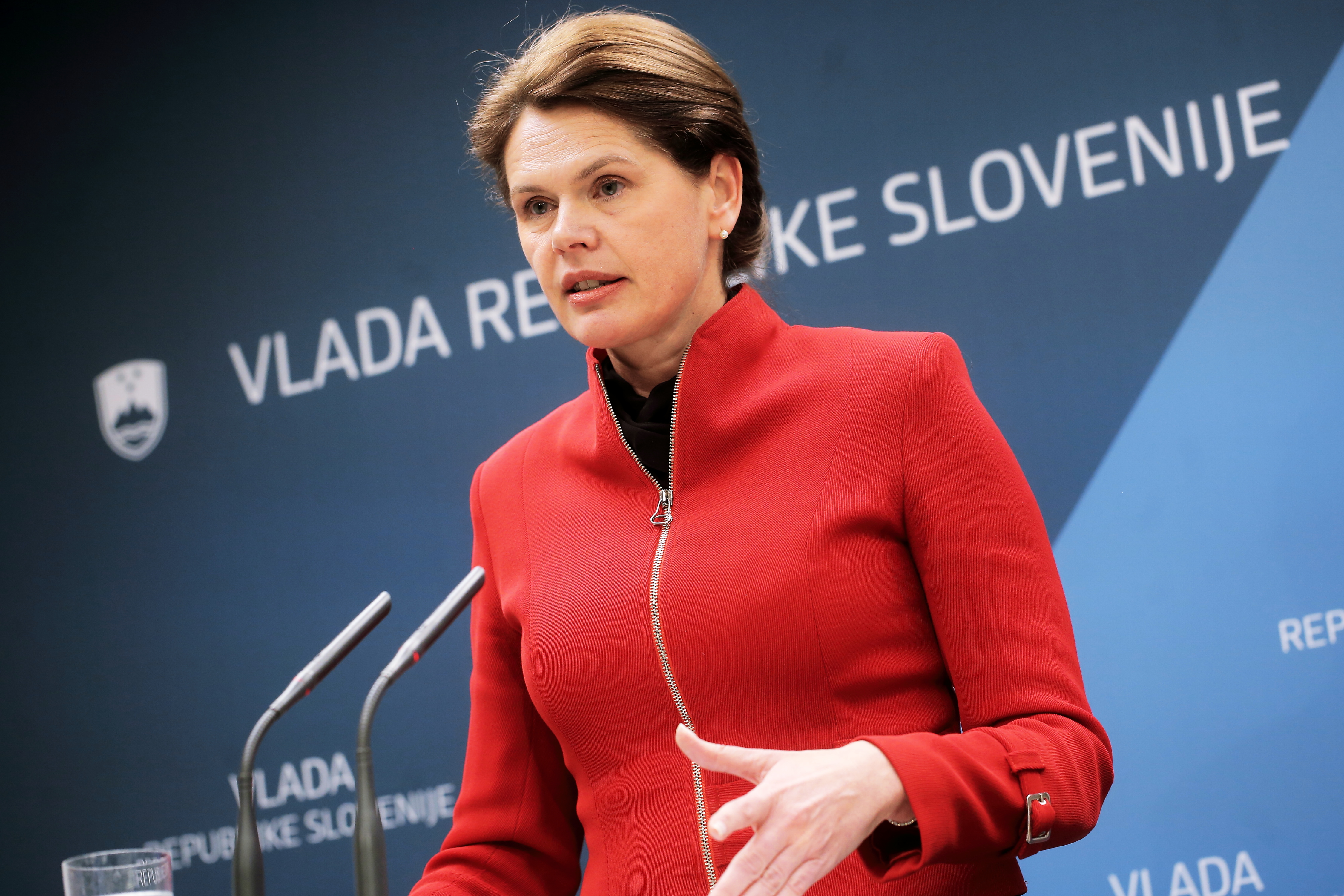 Vlada Alenka Bratušek je v novembru 2013 sprejela škodljive popravke insolvenčne zakonodaje. (Foto: STA)
