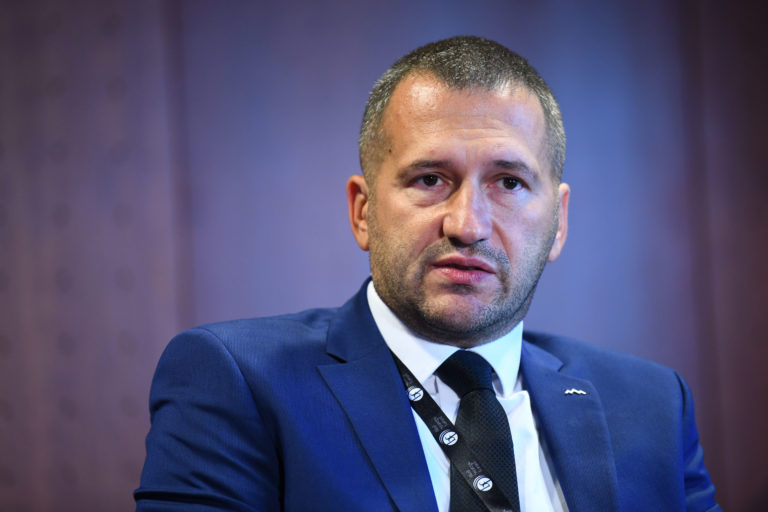 POP TV, RTV, Delo, Siol, Top News … Tako neposredno Šarčev sekretar Črnčec vodi medijske umore! Gre za politični škandal, ki razkriva vpletenost vlade v uredniško politiko medijev!