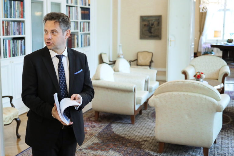 [Ekskluzivno] Informacije iz političnega podzemlja: S Šarcem je konec, novi zlati deček globoke države je Tomaž Vesel!