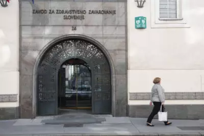 Zdravstveni lobiji zopet odpirajo šampanjce. ZZZS bo na letni ravni dobila dodatnih 527 milijon evrov. (foto: STA)