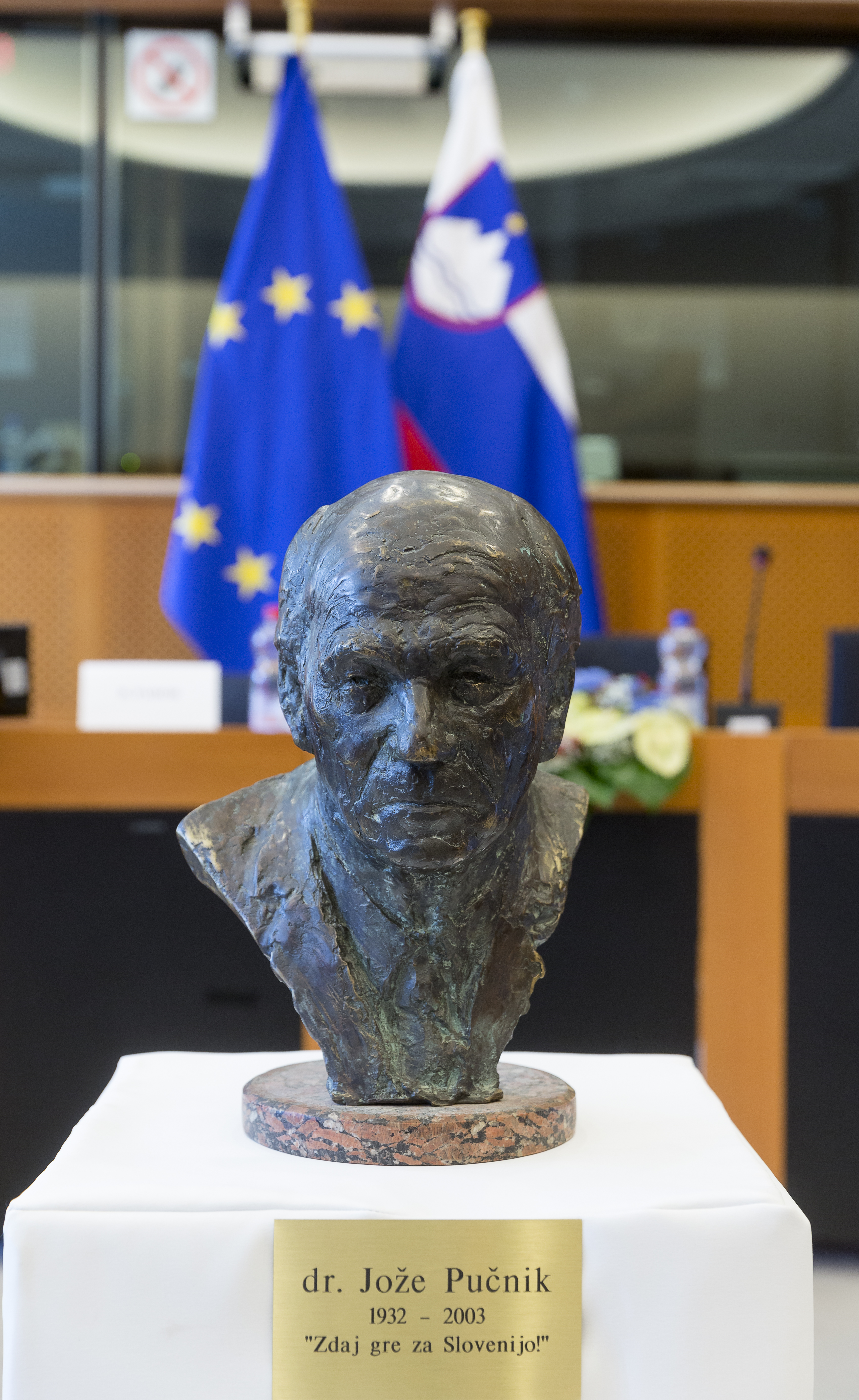 Belgija, Bruselj. Slavnostna inavguracija dvorane v Evropskem parlamentu poimenovane po Jozetu Pucniku. Doprsni kip Jozeta Pucnika. (Foto: STA)