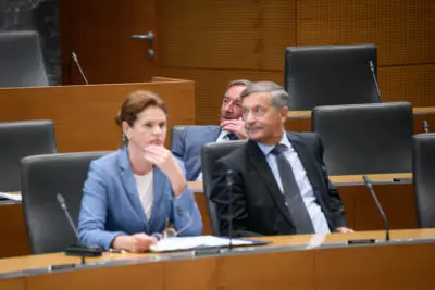 Ali stari prekaljeni politični maček in prvak Desusa Karl Erjavec vrača udarec Alenki Bratušek zaradi njenega skakanja v upokojenski bazen volilcev. (Foto: STA)