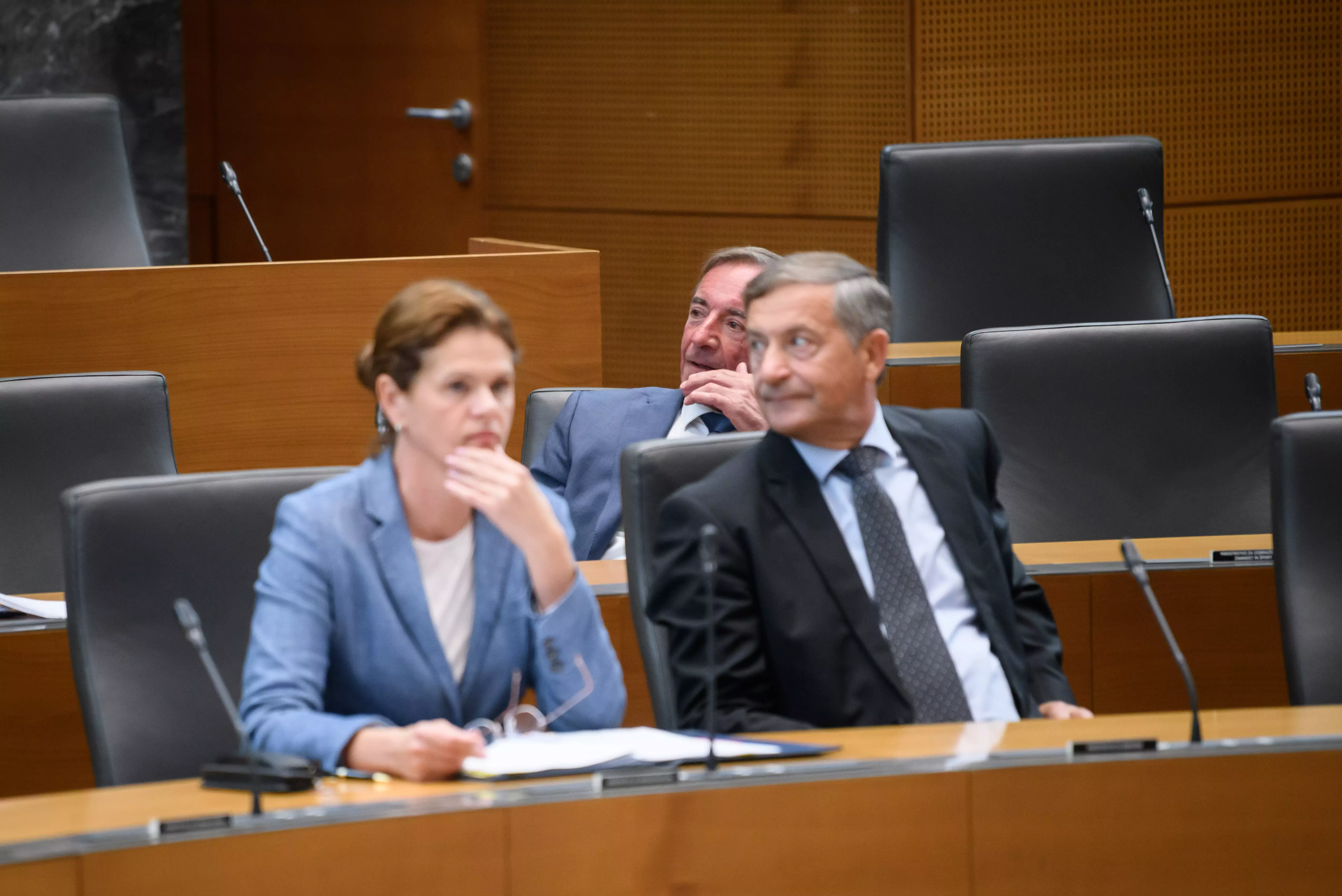 Ali stari prekaljeni politični maček in prvak Desusa Karl Erjavec vrača udarec Alenki Bratušek zaradi njenega skakanja v upokojenski bazen volilcev. (Foto: STA)