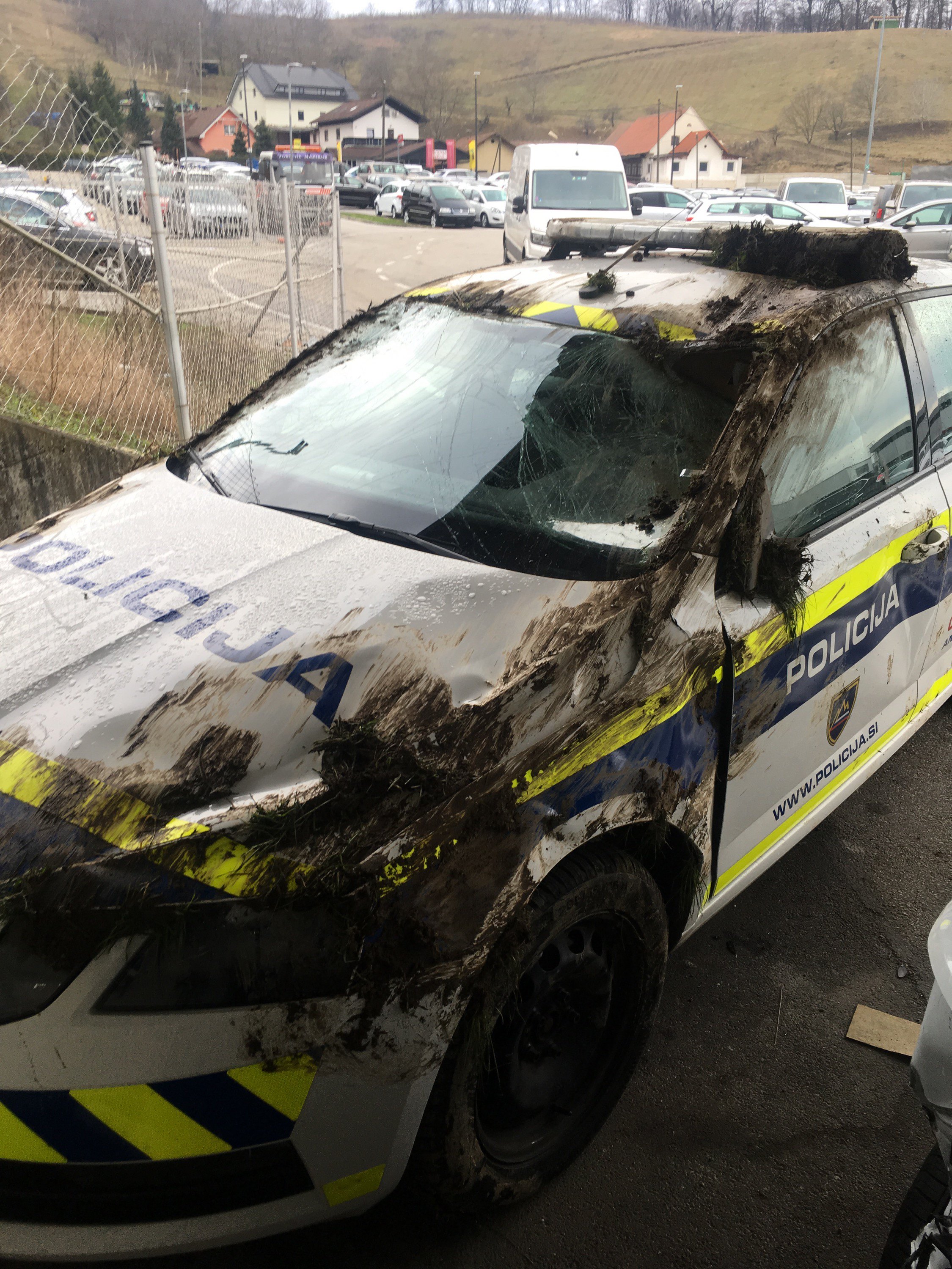 Umazano in razbito policijsko vozilo v območju Šentilja. (Foto: bralec Nove24tv.si)