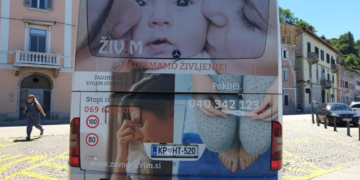 Oglas, ki so ga diskrimitirali v Ljubljanskem potniškem prometu. (Foto: Facebook)