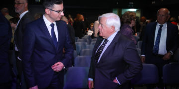 Predsednik slovenske vlade Marjan Šarec in Milan Kučan, bivši predsednik države in vodja najbolj vplivnega združenja slovenskih elit, Forum 21. (Foto: STA)