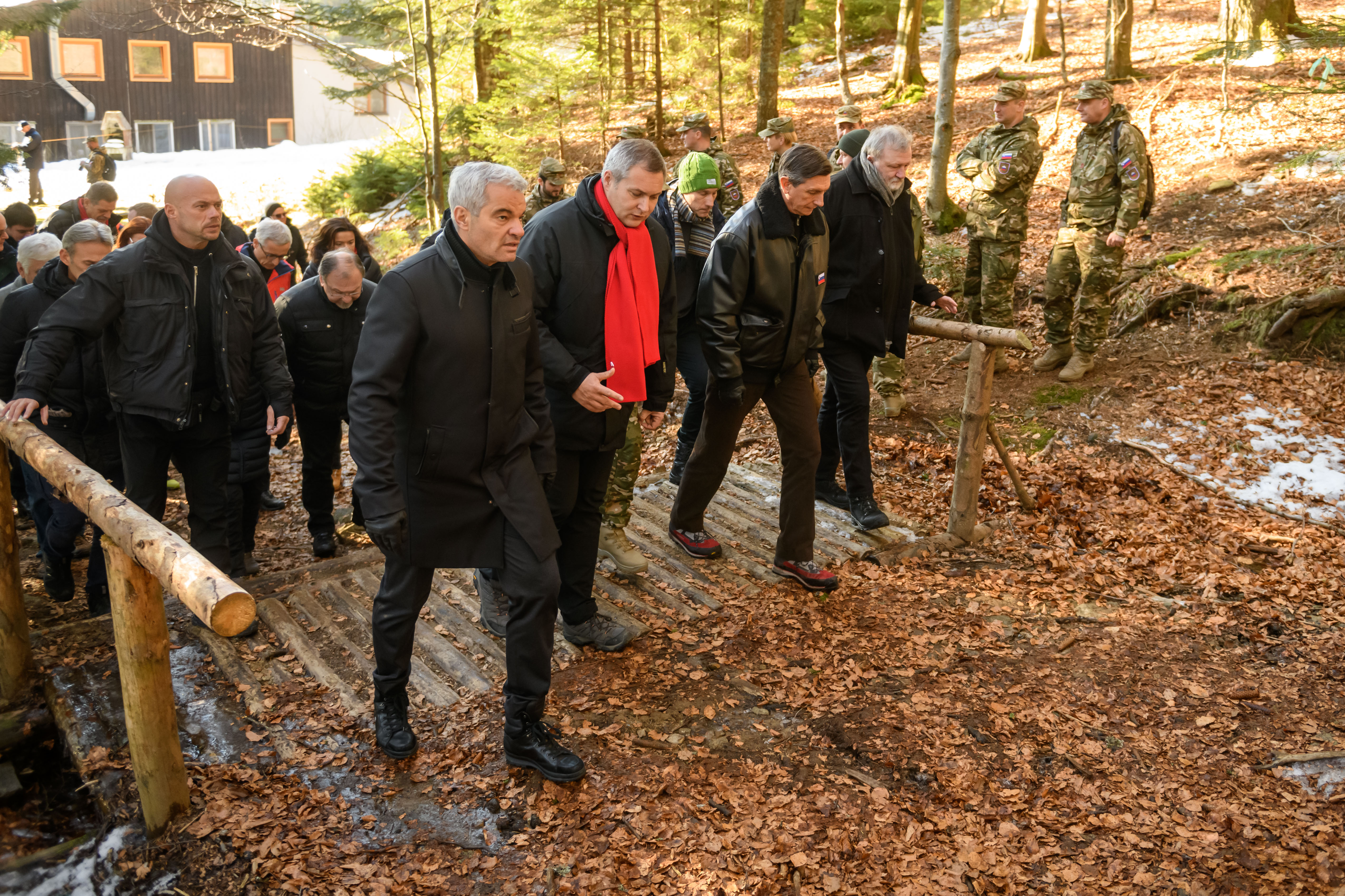 Saša Arsenovič se je v prvi vrsti sprehajal s slovenskih političnim vrhom na partizanski ceremoniji na Osankarici. (Foto: STA)