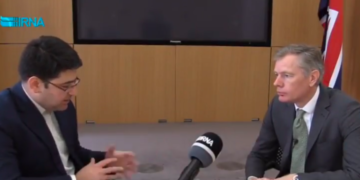 Britanski veleposlanik Rob Macaire v razgovoru s iransko državno medijsko agencijo. (Foto: Youtube)