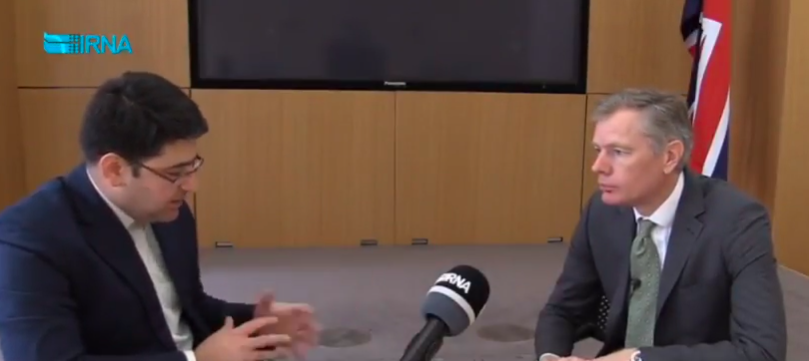 Britanski veleposlanik Rob Macaire v razgovoru s iransko državno medijsko agencijo. (Foto: Youtube)
