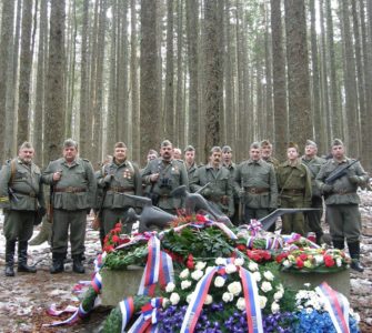 Robkova četa se nahaja v šah mat položaju. Po delu novega zakona se lahko gibljejo na partizanskih ceremonijah, po drugi strani pa nekaterim slovenskim državljanom vzbujajo s svojimi oblačili in pravim orožjem vtis, da so prave uradne osebe. Primer Šiško se vrača Šarčevi vladi kot bumerang. (Foto: Facebook)