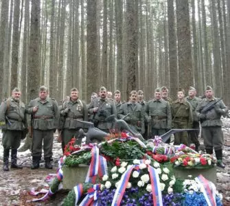 Robkova četa se nahaja v šah mat položaju. Po delu novega zakona se lahko gibljejo na partizanskih ceremonijah, po drugi strani pa nekaterim slovenskim državljanom vzbujajo s svojimi oblačili in pravim orožjem vtis, da so prave uradne osebe. Primer Šiško se vrača Šarčevi vladi kot bumerang. (Foto: Facebook)