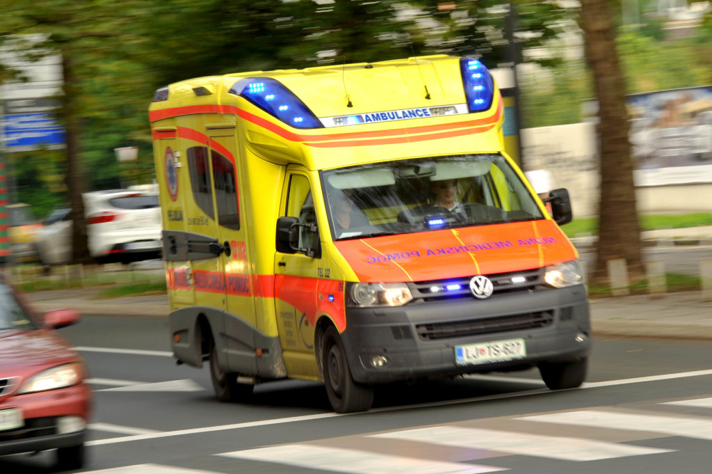 Mlada moški in ženska omahnila z mostu čez reko Kokro. Moški padca ni preživel