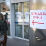 Ljubljana, Pediatricna klinika. Locen vhod na Pediatricno kliniko za testiranje in varen nacin obravnave pacientov s sumom na Covid-19.