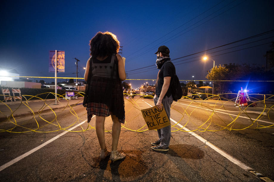 Protesters confront Los Angeles Sheriff Department deputies in Westmont Nova24TV