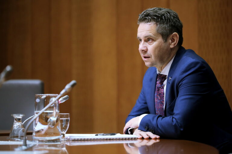 Lahovnik o Veselovem “honorarnem delu za FIFO”: “Četrt milijona ni neprofitna dejavnost!”