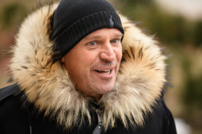 Kako je mogoče, da bankrotirani sin župana živi v razkošnem Schellenburgu in se vozi z Mercedesom?