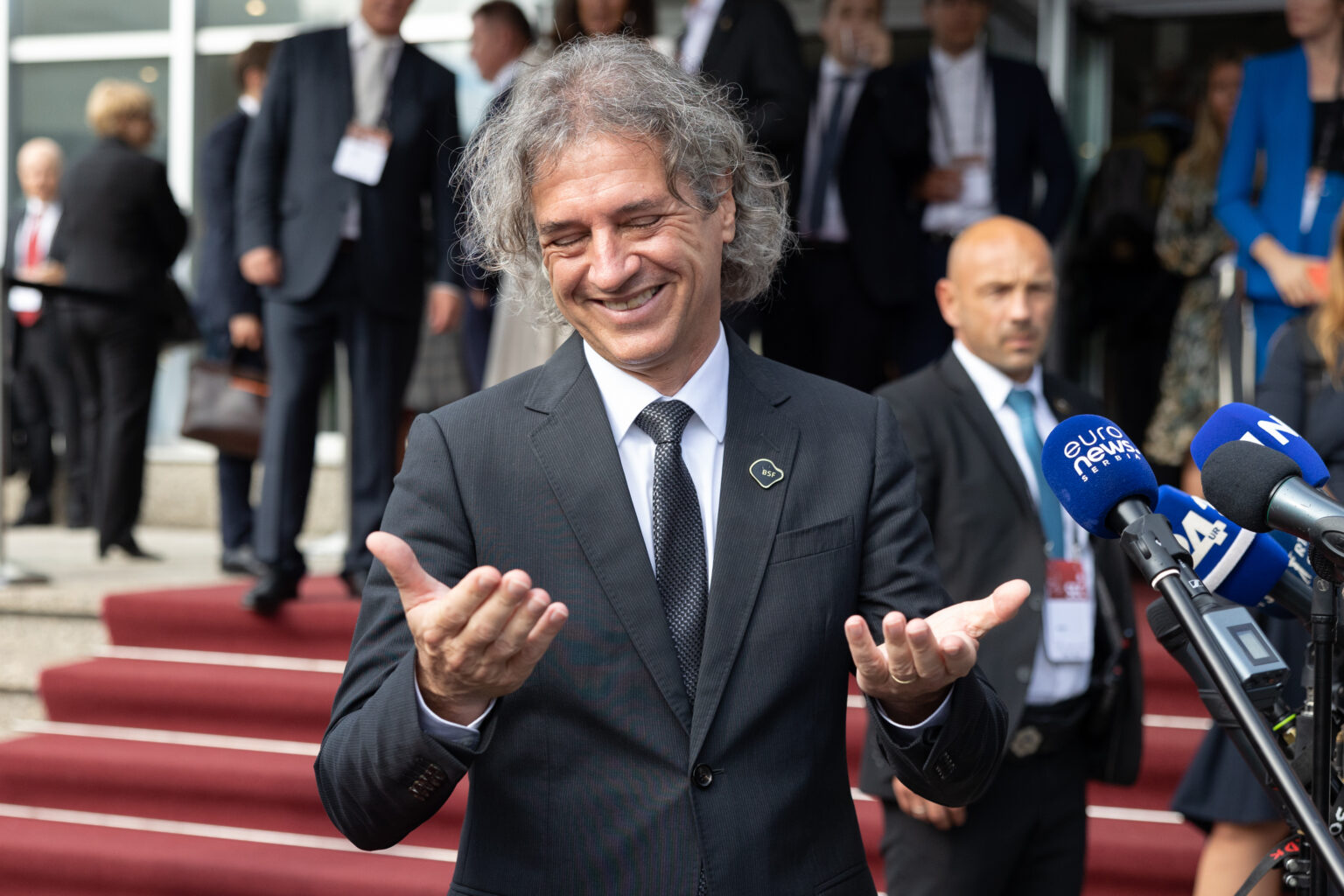 Kar je Golob očital Janezu Janši, počne sedaj ravno sam Demokracija