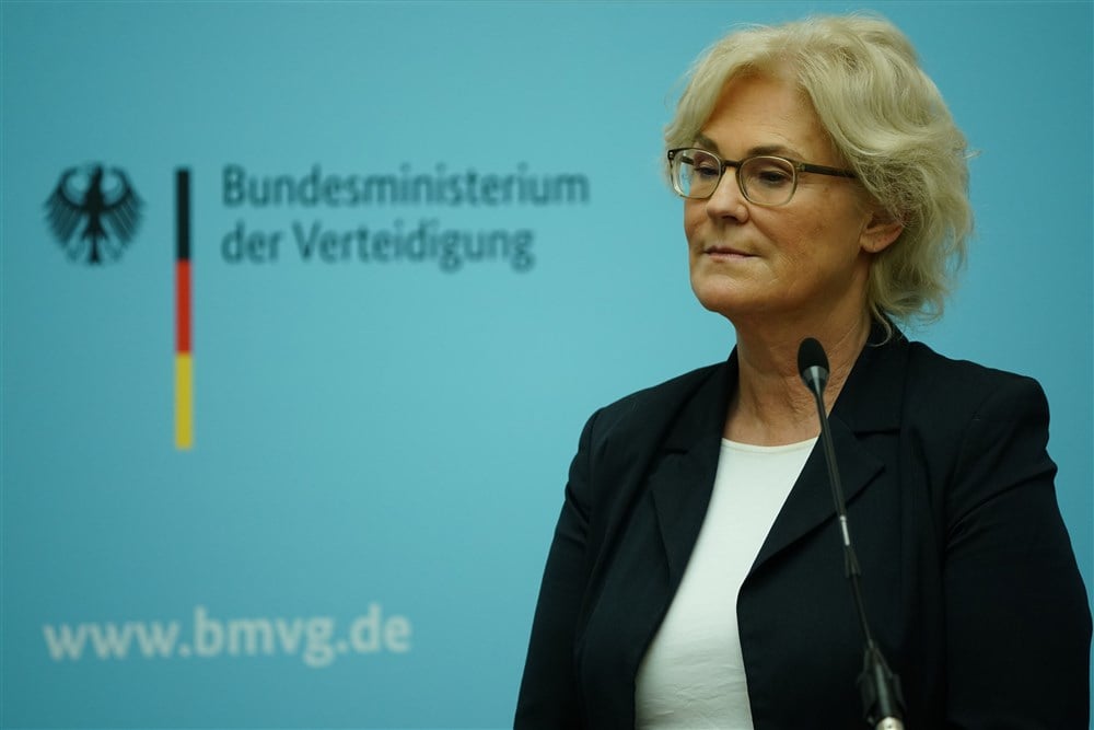 Es ist offiziell: Der deutsche Verteidigungsminister tritt wegen peinlicher Neujahrsgrüße zurück