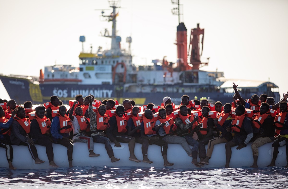 Italien hat zwei deutsche Schiffe festgehalten, um Migranten zu retten