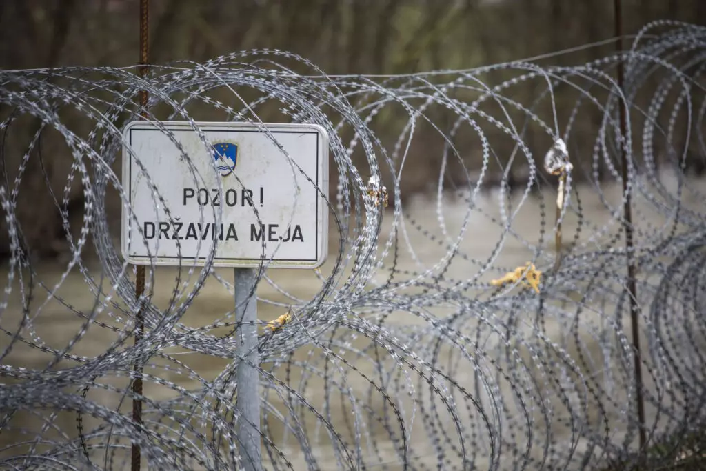 EU v petek začenja izvajati migracijski pakt: kaj se spreminja in kaj to pomeni za Slovenijo?