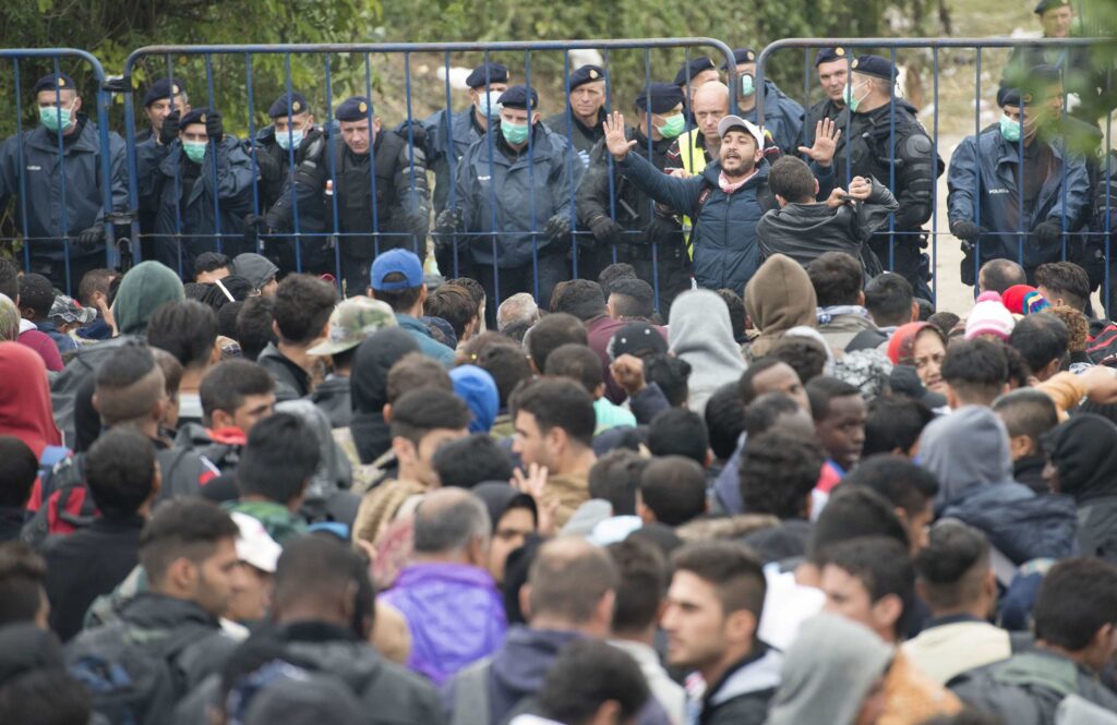 Migracije, deportacije in sistemski očitki o nepravilnostih na (Golobovem) notranjem ministrstvu