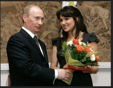 Anna Netrebko je leta 2008 prejela nagrado "Ljudski umetnik Ruske federacije" iz rok Vladimirja Putina. Vir: EPA