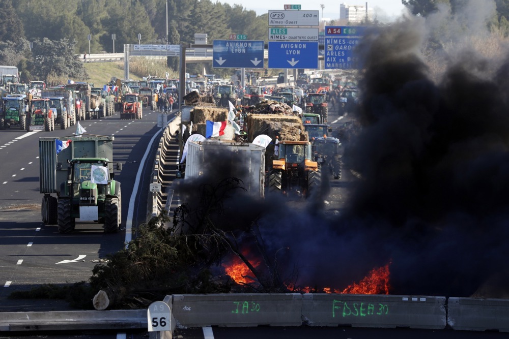 [Vide] Les agriculteurs français occupaient les routes ;  ils protesteront jusqu’au bout